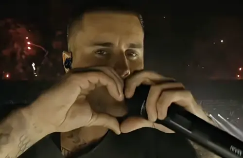 ▲小賈斯汀這次登上科切拉音樂節，是他睽違4年的大型舞台演出，唱歌前還開心比愛心。（圖／YT @Coachella）