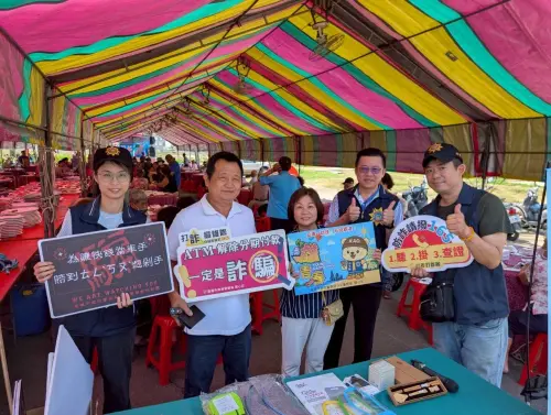 ▲現場以流暢親切之全台語進行講解，串聯識詐、防詐觀念，讓在場長輩易於理解且印象深刻，互動獲得熱烈迴響，強化與社區長輩之互動與信任，廣獲好評。（圖／高市警局少年警察隊提供）