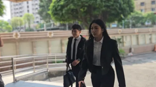 家寧拆夥Andy再開庭！30度豔陽她「黑色OL風」現身　全家4人報到