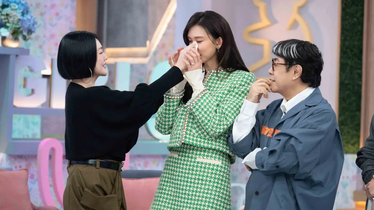 ▲林志玲（中）首登《小姐不熙娣》落淚力挺小S（左）復出，暖心挺好友：「想哭、想笑，我們都在！」重現《康熙來了》經典互動，小S、林志玲與蔡康永（右）睽違10年再度合體，掀起觀眾們回憶殺。（圖／東森綜合台提供）