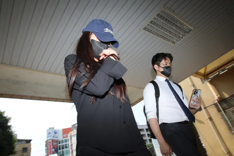    ▲家寧妹張家芸今日出庭，仍戴帽子、口罩將臉孔遮得密不透風。（圖／記者邱曾其攝）  