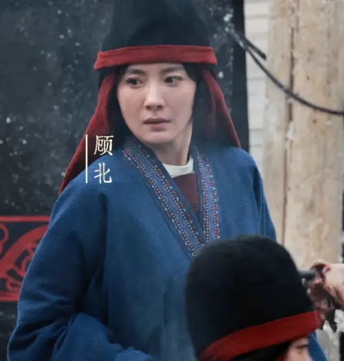 ▲路透照中的楊冪只畫了淡妝，看起來頗符合當時的年代感。（圖／微博@子衿ul）