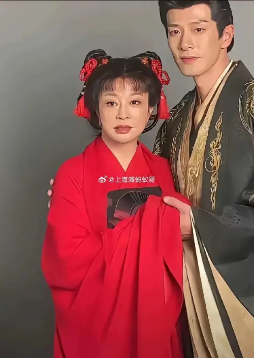 ▲劉曉慶（左）75歲了還演20多歲的少女，更讓觀眾無法接受。（圖／微博＠上海灘螞蟻哥）