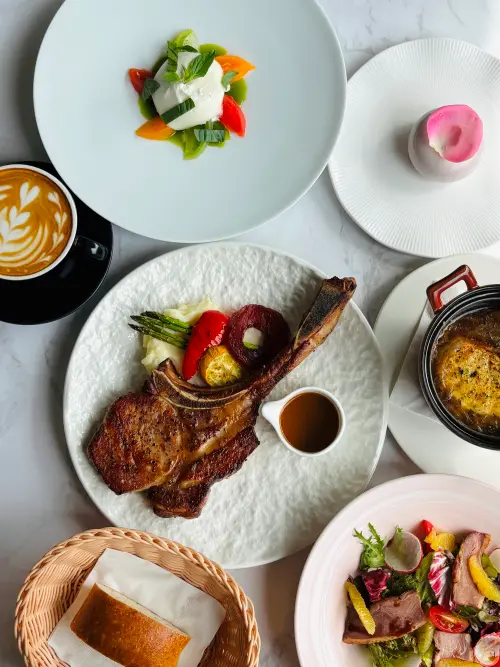 ▲爐烤戰斧豬排佐琥珀高湯醬汁。（圖／老爺小花園提供）