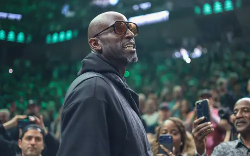 ▲名人堂巨星賈奈特（Kevin Garnett）曾於2025年夏天親自指導文班亞馬，他強調總冠軍賽前夕必須保持心平氣和，直言斑馬「還有四場球要贏」。（圖／美聯社／達志影像）