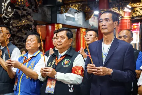 ▲白沙屯媽祖進香以「路線不固定」著名，卻也被質疑路線早有安排，朝天宮董事長蔡咏鍀（前排最右）曾強調一切皆由媽祖指示。（圖／OSCAR｜高笠閎提供）