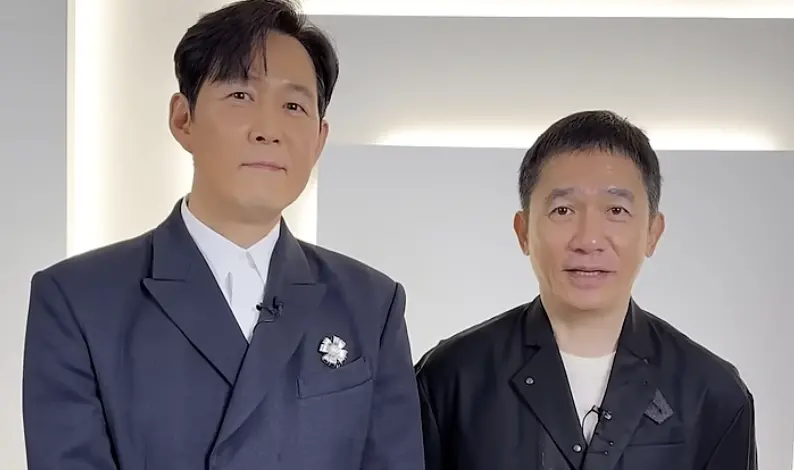 ▲梁朝偉（右）到韓國宣傳電影《你是不會當樹嗎》，和李政宰（左）合體玩猜謎遊戲。其中梁朝偉分享自己因為朋友誤打誤撞入行的故事，李政宰猜這位朋友是劉德華，結果答案是周星馳才對。（圖／YT@GQ KOREA）