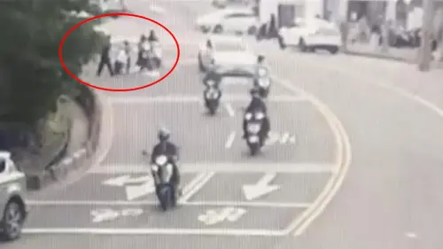 新北怪客闖科大摟抱學生！又衝馬路拉扯女騎士害摔　遭警強制送醫