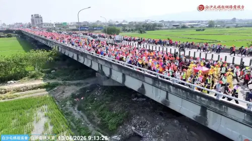 白沙屯媽祖抵台中！25萬人「粉紅長龍」塞爆大安溪橋　震撼空拍曝