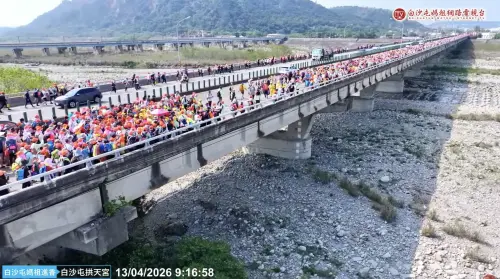 ▲萬名信徒在白沙屯媽祖帶領下徒步經過大安溪橋，空拍畫面可見進香隊伍超級長，整條綿延不絕的人龍超壯觀。（圖／翻攝自YT「白沙屯媽祖網路電視台」）
