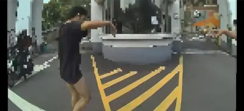 ▲新北1名22歲楊姓男子，先是闖科大摟抱學生，接著又跑到馬路上拉扯女騎士害摔車受傷，遭警強制送醫。（圖／警方提供）