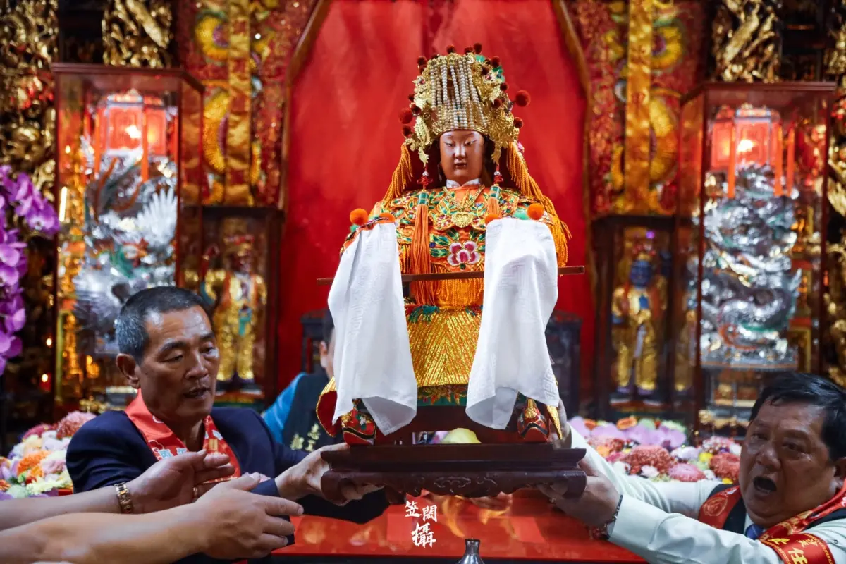 ▲白沙屯媽祖進香第1天，中午停駕在台中大甲鎮瀾宮，形成罕見的「四媽會」盛況。白沙屯媽祖現在目前位置、GPS即時衛星定位、進香路線直播一次看。（圖／OSCAR｜高笠閎提供）