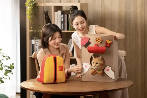 ▲麥當勞APP麥粉市集今4月15日10:30上線，麥麥貓窩袋、麥麥萌背包首波開賣。（圖／麥當勞提供）