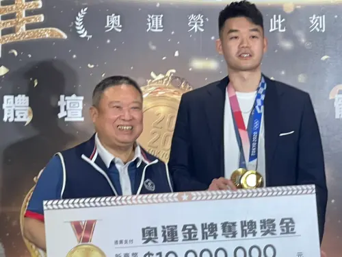 ▲李洋昔日搭檔王齊麟（右），今日也有出席獎金發布儀式。（圖／記者林子翔攝）