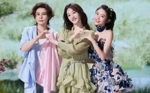 ▲李小冉（中）、唐藝昕（右）、王濛（左）表演〈心願便利貼〉，卻不斷走音引發熱議。（圖／微博@小滿驚遲）