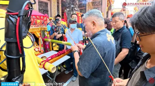 ▲白沙屯媽祖進香約於上午11時停駕大甲鎮瀾宮，終於出現「四媽會」的特殊畫面，鎮瀾宮董事長顏清標也在場迎接。（圖／白沙屯媽祖網路電視台）