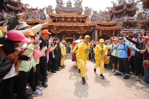 ▲白沙屯媽祖進香首日中午就衝進台中大甲鎮瀾宮，可說是進香史上第一次「四媽相會」，現場信徒嗨翻。（圖／「白沙屯拱天宮」粉專﻿）