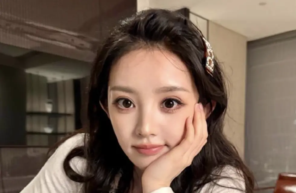 ▲田曦薇（如圖）因《逐玉》走紅，今遭狗仔爆料深夜去酒吧玩，司機還和粉絲爆發肢體衝突，不過有在現場的人PO出照片打臉，直呼田曦薇去的只是劇組的殺青宴。（圖／翻攝自微博）