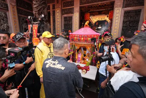 ▲白沙屯媽祖進香首日，「粉紅超跑」中午停駕台中大甲鎮瀾宮，鎮瀾宮董事長顏清標親自接駕。（圖／「白沙屯拱天宮」粉專）
