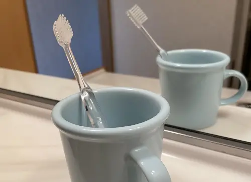 ▲漱口杯底部其實很容易發霉，平時要注意浴室裡的物品，若有發霉等情況，就要趕快汰換。（圖／取自photoAC）