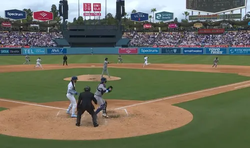 ▲二壘跑者寇爾（A. Call）想要回壘，一壘大谷翔平卻衝往二壘，雙方溝通失誤，結果導致夾殺出局產生。（圖／翻攝自轉播畫面）