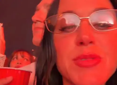 凱蒂佩芮科切拉和男友甜蜜黏TT聽歌　LISA在後面誤入鏡頭變電燈泡