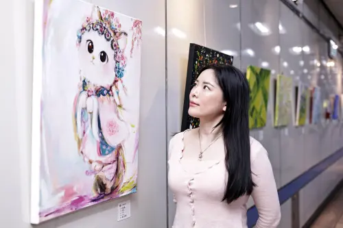 藝術家柯宛禎於捷運江子翠站的藝文廊展出多幅作品。（圖／記者吳翊緁攝）