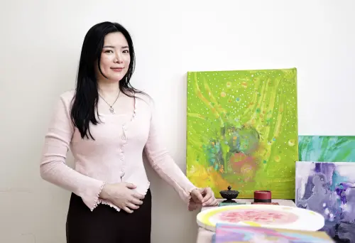 ▲藝術家柯宛禎於捷運江子翠站的藝文廊展出多幅作品。（圖／記者吳翊緁攝）