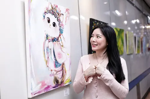 ▲藝術家柯宛禎於捷運江子翠站的藝文廊展出多幅作品。（圖／記者吳翊緁攝）