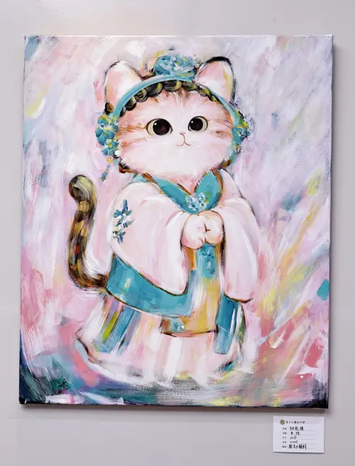 ▲藝術家柯宛禎畫作中有兩幅都以貓為主題，看似雷同，卻呈現截然不同的情緒狀態。（圖／記者吳翊緁攝）