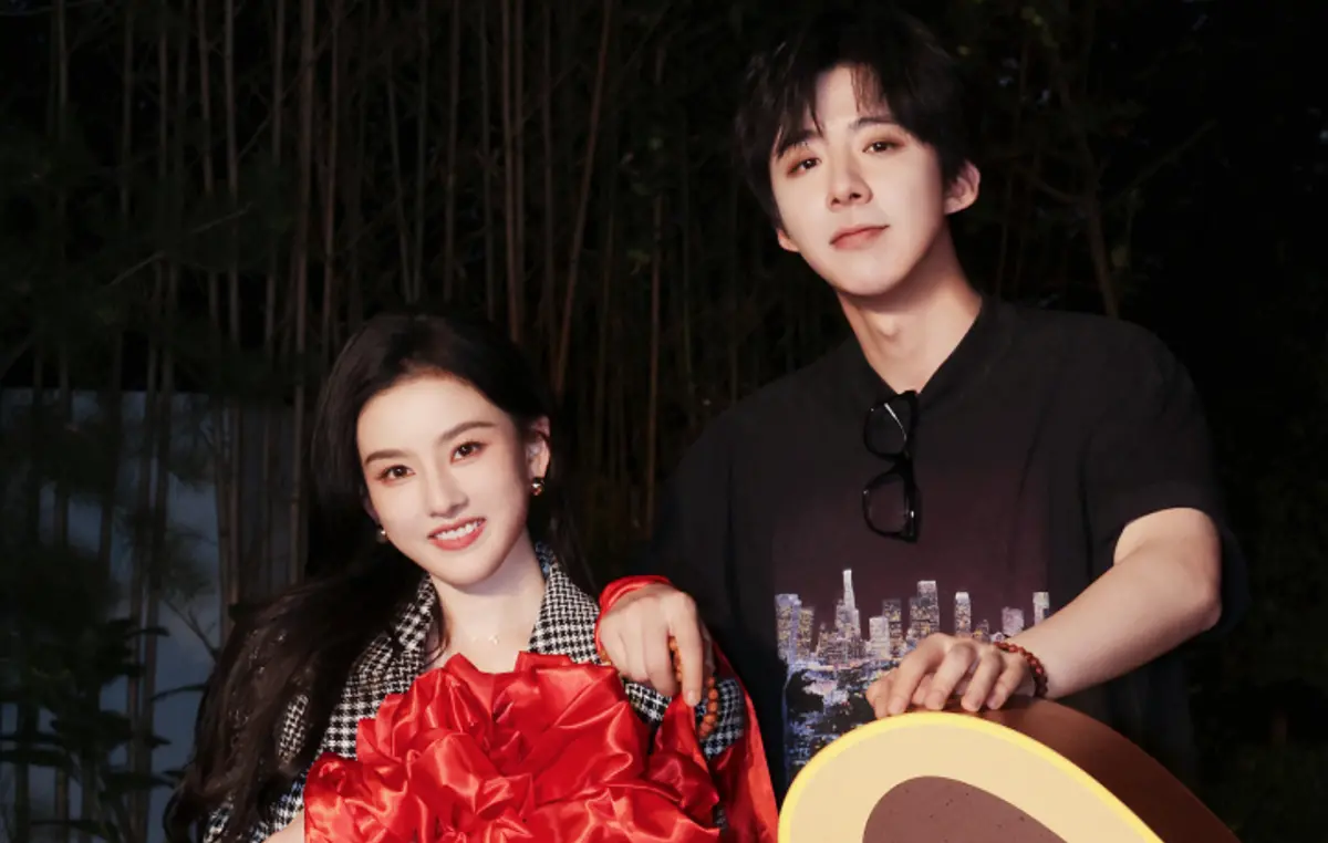 ▲宋祖兒（左）、劉宇寧（右）近日突爆緋聞，兩人主演的《折腰》都已殺青3年，最近卻有網友挖出疑似女方的小號的動態，猜測兩人私下祕密交往。（圖／微博＠折腰官微）