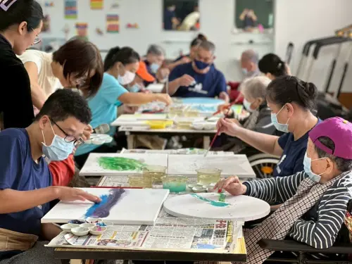 ▲藝術家柯宛禎投入教學，並與衛福部體系合作，走進衛生福利部轄下的長照單位，帶領護理人員、社工進行藝術創作。（圖／翻攝自星之光藝術空間臉書)