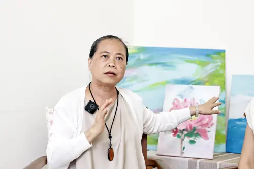 ▲《心中的花園》策展團隊「星之光藝術空間」老師江薇玲。（圖／記者吳翊婕攝）