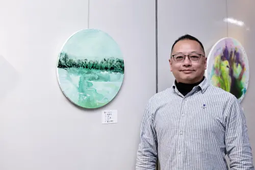 ▲男學員顯智回憶，自己最初的創作狀態時說，自己原本的作品線條緊湊、顏色深沉。（圖／記者吳翊婕攝）