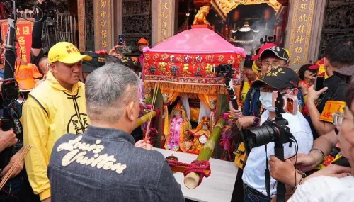 ▲白沙屯媽祖在大甲鎮瀾宮「四媽會」，董事長顏清標親自接駕。（圖／翻攝白沙屯拱天宮臉書，2026.04.13）