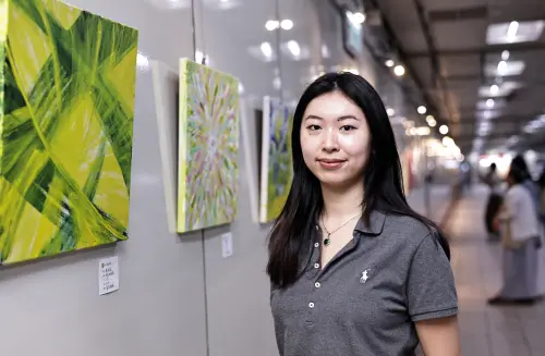 ▲允淇的女兒Sarah跟隨母親腳步開始接觸藝術對話創作，學會與「焦慮」共處。（圖／記者吳翊婕攝）