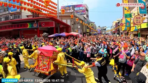 白沙屯媽祖急衝大甲鎮瀾宮！轎班大哥被甩飛　信眾驚呼：等不及了