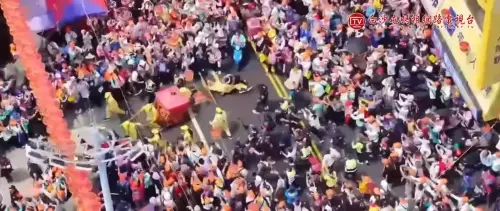 ▲粉紅超跑準備進入鎮瀾宮時，直接來了個大甩尾，導致後方轎班大哥被甩飛跌倒在地，所幸在旁人協助確認之後並無大礙。（圖／Youtube＠白沙屯媽祖網路電視台）