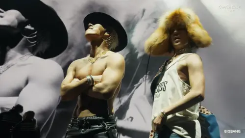 ▲GD（右）唱到最後，才脫掉半邊外套，露出一邊手臂。（圖／YouTube@Coachella）
