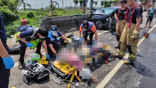 快訊／台南鹽水台19線對撞車禍！「車頭全毀」騎士、駕駛送醫雙亡