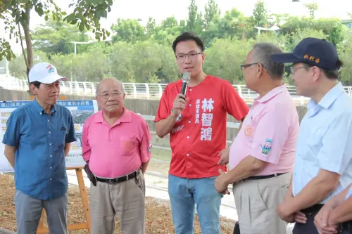 ▲ 林智鴻要求副市長林欽榮務必從水質面、環境面、休憩面，加速鳳山溪整治，讓中崙加速走向繁榮。（圖／市議員林智鴻辦公室提供）