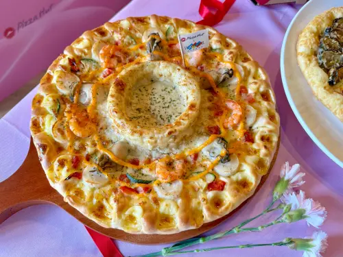 ▲2026母親節必勝客必勝客「明太子生蠔干貝披薩」搭配「蛤蜊濃起司火山熔岩餅皮」。（圖／記者蕭涵云攝）