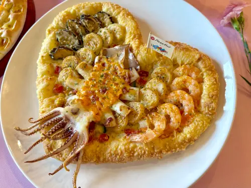 ▲「巨魷海鮮宴愛心披薩」極限量開搶。（圖／記者蕭涵云攝）