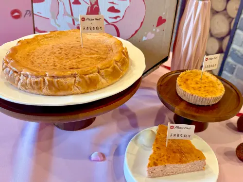 ▲必勝客聯名吳寶春開吃「荔枝玫瑰巴斯克」冠軍甜點。（圖／記者蕭涵云攝）