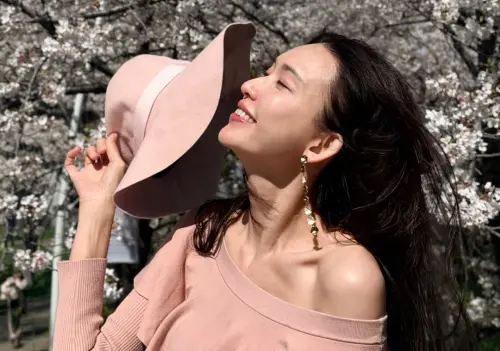 51歲林志玲曬賞櫻美照！大露香肩鎖骨　近乎素顏真實面貌全曝光