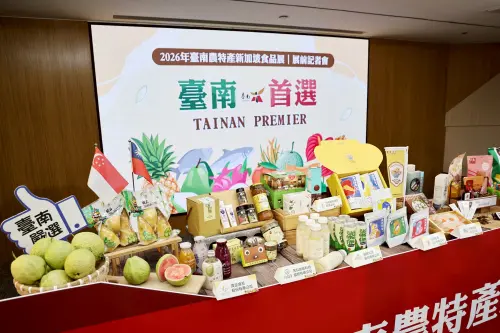 ▲ 今天記者會現場展示鳳梨、芭樂鮮果及地瓜、虱目魚等多樣台南農特產品禮盒。（圖／南市府提供）
