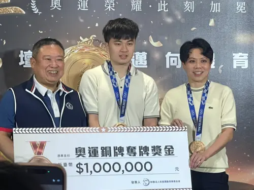 ▲林昀儒（中）與混雙搭檔鄭怡靜（右）在東京奧運獲得銅牌，一起獲得100萬回溯獎金。（圖／記者林子翔攝）