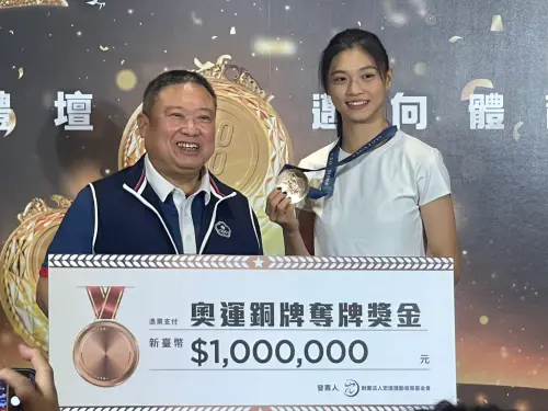 ▲吳詩儀（右）巴黎奧運奪銅，此前已獲得獎金100萬，今同樣有出席頒獎儀式。（圖／記者林子翔攝）