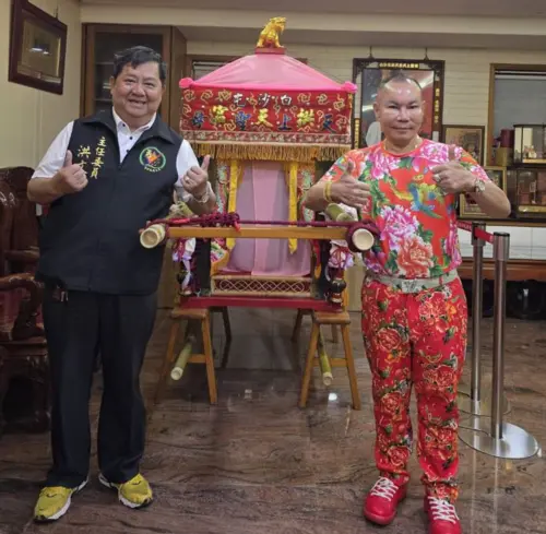 ▲吊車大王胡漢龑表示，當天與拱天宮兩位長輩相談甚歡。（圖／吊車大王胡漢龑）