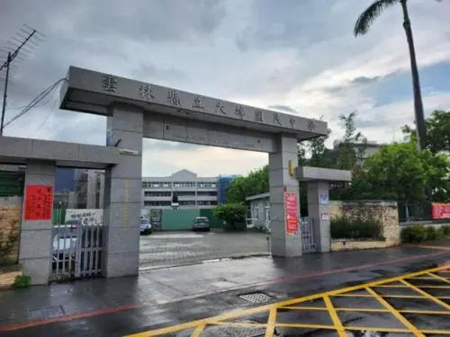 ▲大埤國民中學校門現況，以原有結構拉皮，年限已久，興建及整建時間已不可考。牌樓式校門，油漆剝落、頂板破損滴水。（圖／雲林縣政府提供）